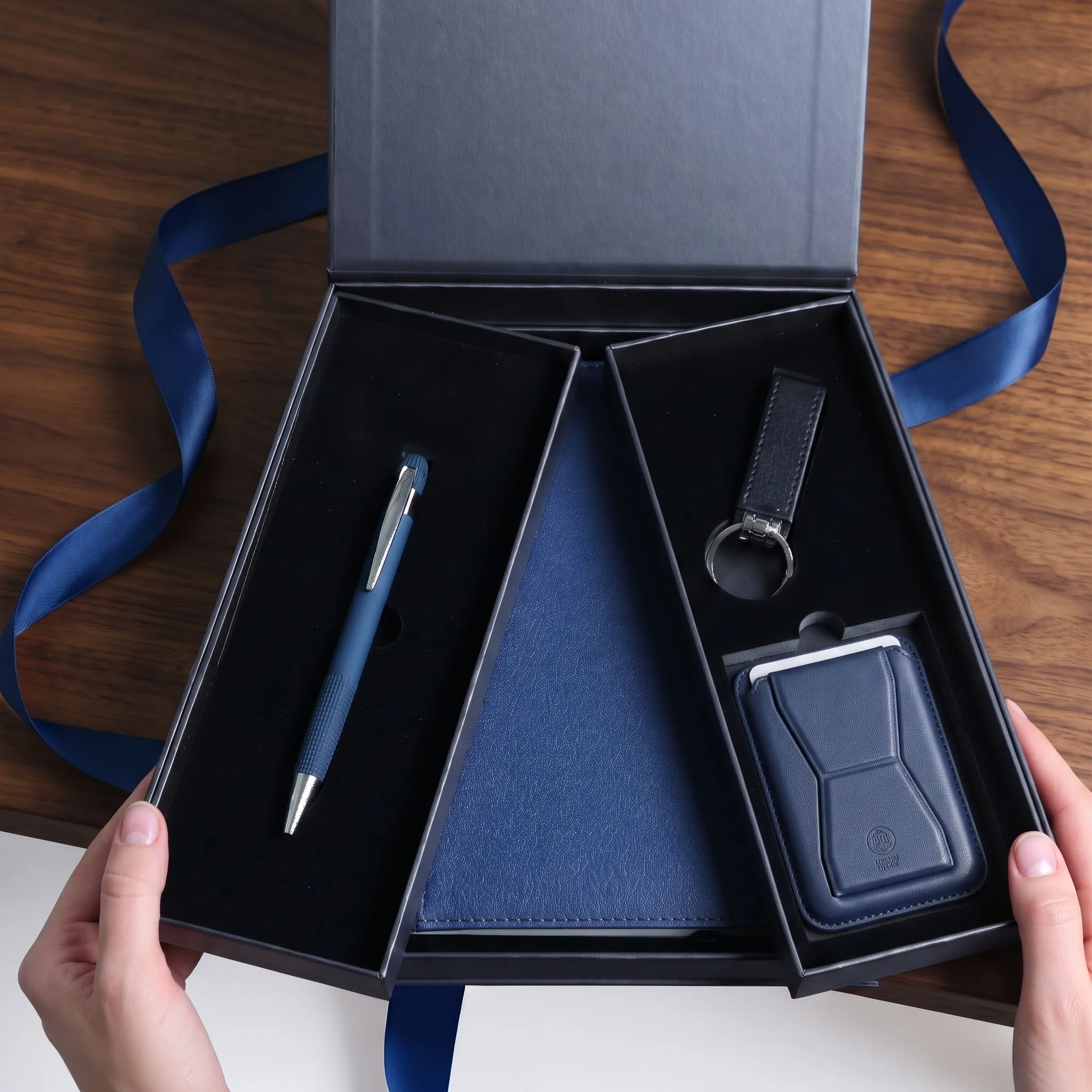 Рекламен комплект бележник А5, химикалка, картодържач и USB
